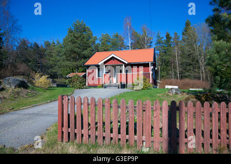 Rot bemaltes schwedisches Schabrackhaus auf dem Land Stockfoto