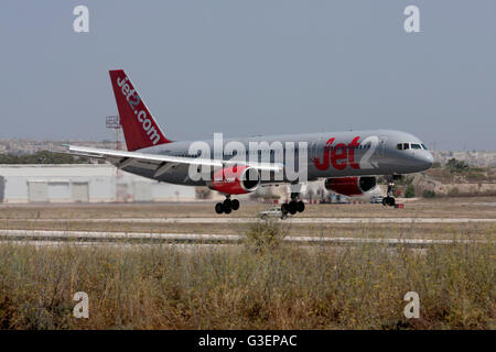 Jet2 Boeing 757-21 b Landebahn 14 an einem sehr heißen Sommertag. Stockfoto