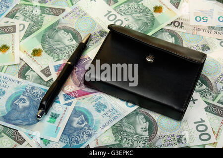 Polnische Geld und Brieftasche auf Geld-Hintergrund Stockfoto