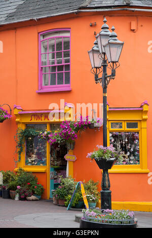 Bunt bemalte Läden und Häuser an der Ecke der Milch Markt Kinsale County Cork Irland Stockfoto