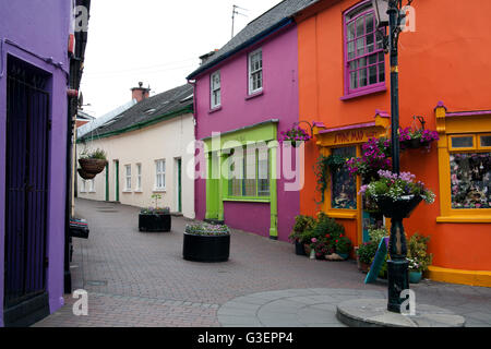 Bunt bemalte Läden und Häuser an der Ecke der Milch Markt Kinsale County Cork Irland Stockfoto