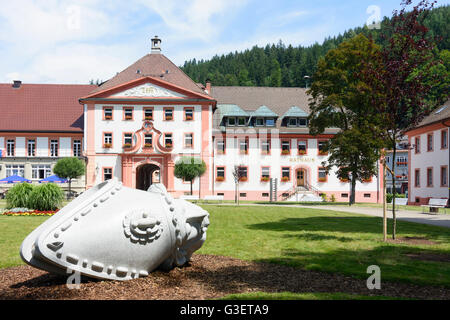 Rathaus und Skulptur des Kopfes des St. Blaise, Deutschland, Baden-Württemberg, Schwarzwald, Schwarzwald, St. Blasien Stockfoto