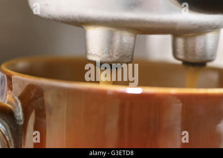 Bereiten Sie leckeren mornnng Kaffee in der Polsih Küche. Stockfoto