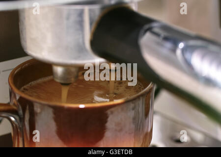 Bereiten Sie leckeren mornnng Kaffee in der Polsih Küche. Stockfoto