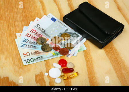 Brieftasche liegen und viele Banknoten auf einem Holztisch Stockfoto