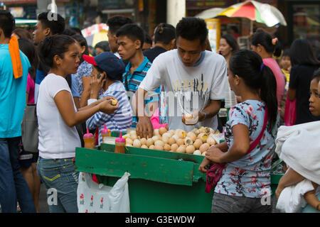 Balut ist ein befruchtetes Huhn oder Entenei ausgebrütet zwischen 14-21 Tagen dann gekocht oder gedünstet. Eine Delikatesse in den Philippinen Stockfoto