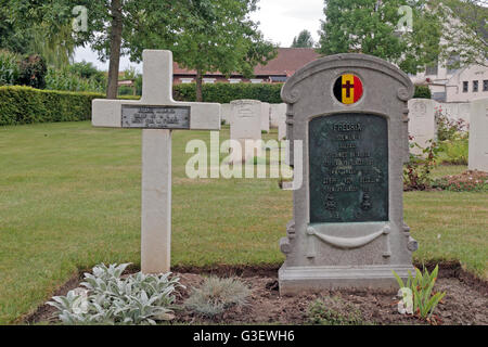 Gräber der französischen & belgische Soldaten in der CWGC Cambrin Kirchhof Erweiterung Friedhof, Cambrin, Pas-De-Calais, Frankreich. Stockfoto