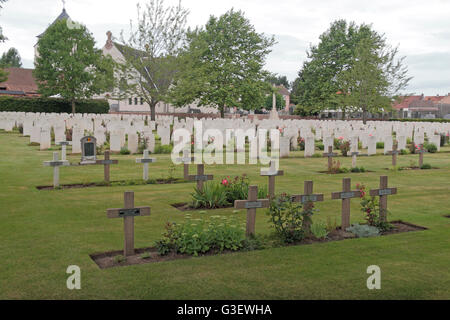 Französisch (vorne) & Commonwealth Grabsteine (hinten) in der CWGC Cambrin Kirchhof Erweiterung Friedhof, Cambrin, Pas De Calais Frankreich Stockfoto