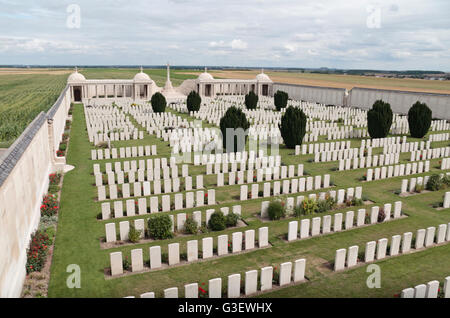 Grabsteine in der CWGC Dud Ecke Friedhof & Loos Memorial, Loos En Gohelle, Pas-De-Calais, Frankreich. Stockfoto