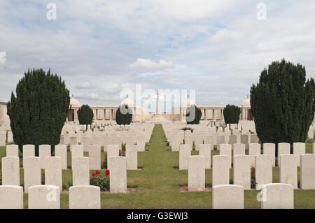 Grabsteine in der CWGC Dud Ecke Friedhof & Loos Memorial, Loos En Gohelle, Pas-De-Calais, Frankreich. Stockfoto