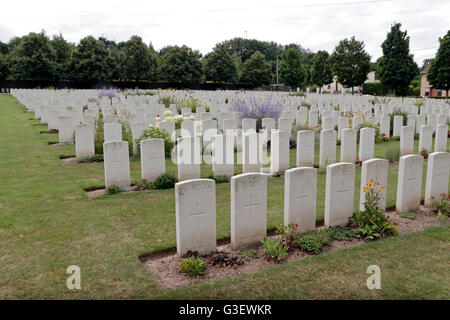 Grabsteine in der CWGC Loos British Cemetery, Loos (Loos-En-Gohelle), Pas-De-Calais, Frankreich. Stockfoto