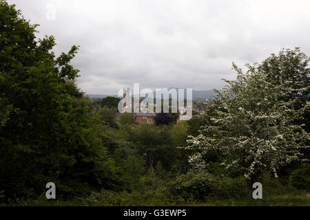 St. Laurentius Kirche, Ludlow mit Titterstone Clee Hügel jenseits, England, UK Stockfoto