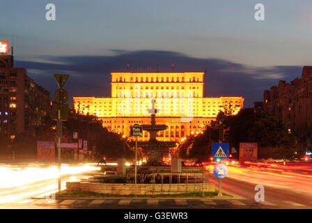 Boulevard Bulevardul Unirii mit dem Palast des Parlaments am Ende, Rumänien Bukarest Bucuresti Stockfoto