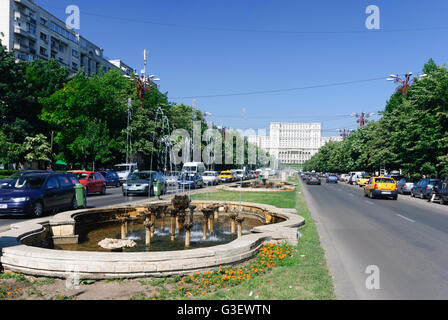 Boulevard Bulevardul Unirii mit dem Palast des Parlaments am Ende, Rumänien Bukarest Bucuresti Stockfoto