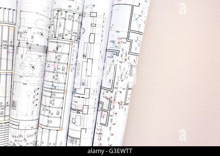 Architektur-Entwürfe und Pläne Rollen auf dem Tisch Stockfoto