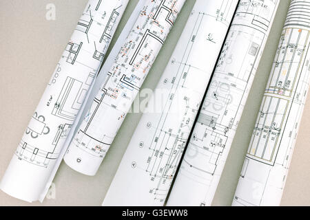 Filmrollen Architekturpläne und Hauspläne auf dem Schreibtisch Stockfoto