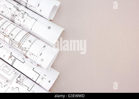 Architekt-Arbeitsbereich mit Rollen von Blaupausen und Haus plant Draufsicht Stockfoto