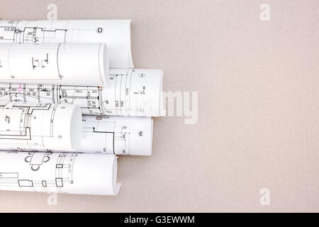 rollt der Architekturpläne und Hauspläne auf der Desktop-Ansicht Stockfoto