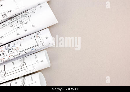 Filmrollen Architekturpläne und Hauspläne auf dem Schreibtisch Stockfoto