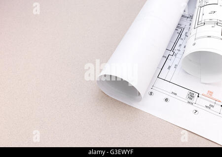 architektonische Blaupause rollt und plant auf Schreibtisch Stockfoto