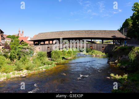 gedeckte Holzbrücke über den Fluss Murg, Deutschland, Baden-Württemberg, Schwarzwald, Schwarzwald, Forbach Stockfoto