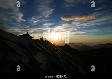 Sonnenaufgang in Taiwan Nanhu Berg. Schöne Wolken und Felsen Stockfoto