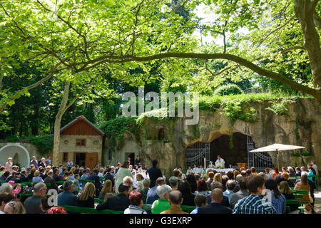 Lourdes-Grotte in Maria Ellend an eine Erstkommunion, Österreich, Niederösterreich, senken Österreich, Donau, Haslau-Maria Ellend Stockfoto