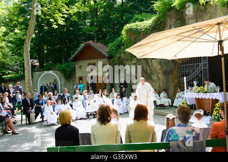 Lourdes-Grotte in Maria Ellend an eine Erstkommunion, Österreich, Niederösterreich, senken Österreich, Donau, Haslau-Maria Ellend Stockfoto