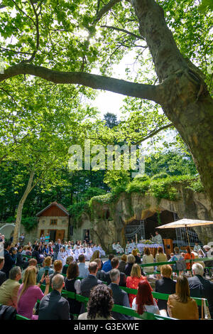 Lourdes-Grotte in Maria Ellend an eine Erstkommunion, Österreich, Niederösterreich, senken Österreich, Donau, Haslau-Maria Ellend Stockfoto