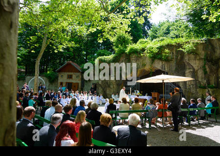 Lourdes-Grotte in Maria Ellend an eine Erstkommunion, Österreich, Niederösterreich, senken Österreich, Donau, Haslau-Maria Ellend Stockfoto