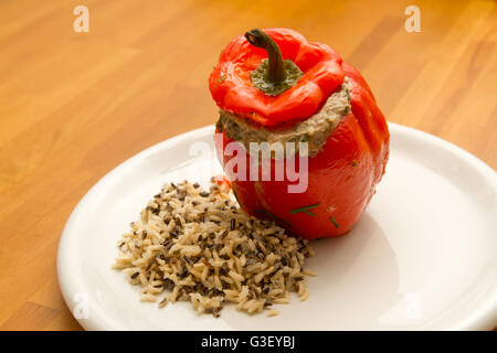 Paprika gefüllt mit Hackfleisch und Reis Stockfoto