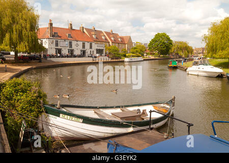 Boote vertäut am Fluss Great Ouse in Ely, Cambridgeshire East Anglia, England UK Stockfoto