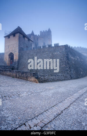 Schloss Beynac in den frühen Morgennebel Dordgne Frankreich Stockfoto