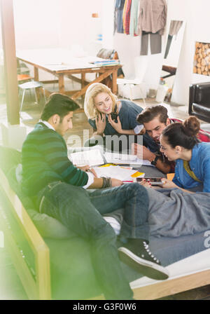 College-Studenten studieren auf Bett Stockfoto