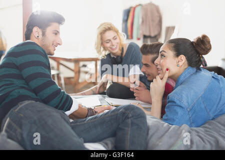 College-Studenten studieren auf Bett Stockfoto