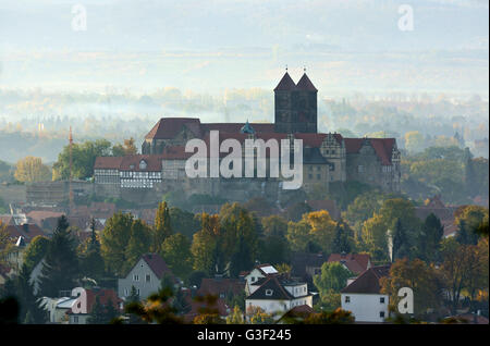 Schlossberg mit Stiftskirche St. Servatius morgens haze, UNESCO-Weltkulturerbe, in der Nähe von Quedlinburg, Sachsen-Anhalt, Deutschland Stockfoto