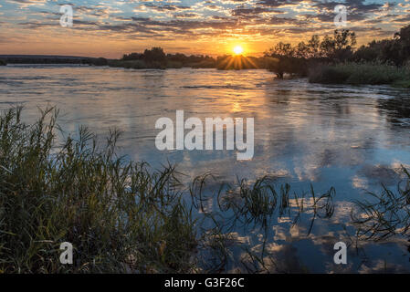 Sonnenaufgang über dem Fluss Sambesi in Simbabwe Stockfoto