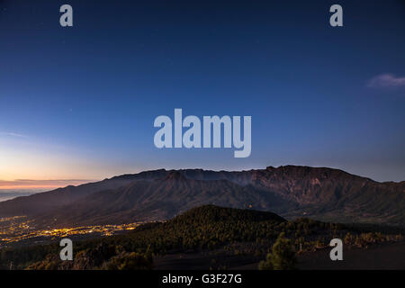 Nachtaufnahmen mit Sternenhimmel, Blick auf die Caldera de Taburiente, Caldera de Taburiente National Park, beleuchtet Städten El Paso und Los Llanos, La Palma, Kanarische Inseln, Spanien, Europa Stockfoto