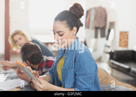 Junge Frau mit digitalen Tablet