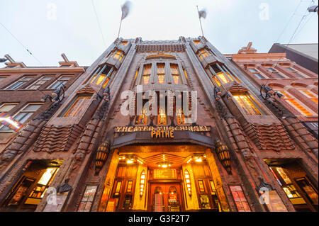 Historisches Kino Tuschinski, Dämmerung, Nacht, Amsterdam, Holland, Niederlande Stockfoto