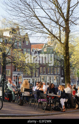 Prinsengracht Ecke Prinsenstraat, Menschen in das Straßencafé, Amsterdam, Holland, Niederlande Stockfoto