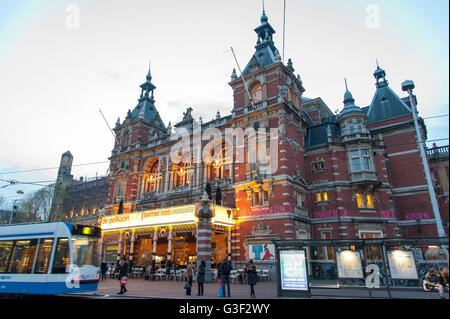 Leidseplein, Stadsschouwburg mit Einbruch der Dunkelheit, Amsterdam, Holland, Niederlande Stockfoto