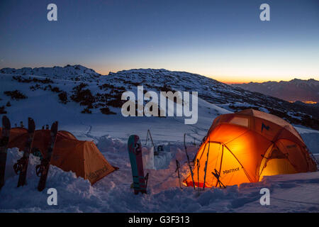 leuchtende Zelt auf dem Berg im Winter in den frühen Morgenstunden Stockfoto