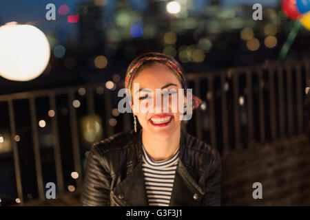 Porträt, lächelnde junge Frau genießen auf der Dachterrasse Partei Stockfoto