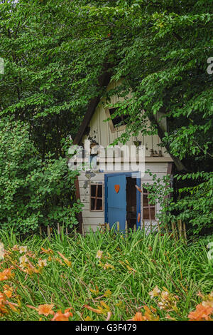 Puppenhaus für Gartenzwerge in die Tiefe. Stockfoto
