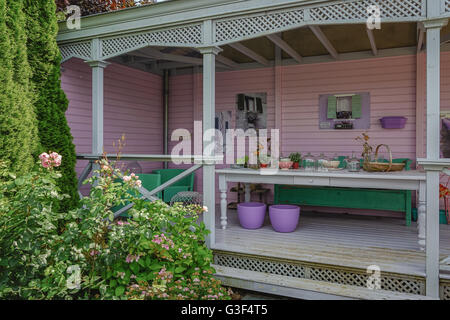 In diesem Bild eine Terrasse in Pastelltönen bemalt und als ein Wohnzimmer eingerichtet. Stockfoto