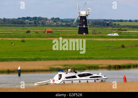 Norfolk Broads Vergnügen Boot in der Nähe von Berney Arme Windmühle, Reedham, wie gesehen von der römischen Festung im Burgh Castle, Norfolk, England Stockfoto