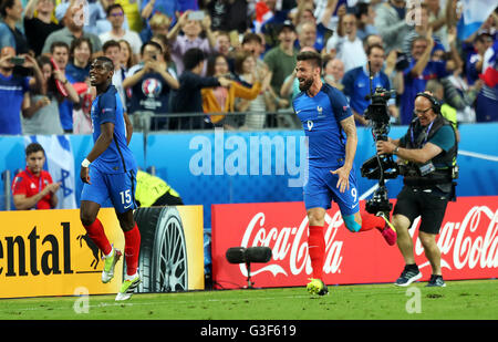 Frankreichs Olivier Giroud (rechts) feiert mit Paul Pogba nach seiner Seite erste Tor während der UEFA Euro 2016, Gruppe A Spiel im Stade de France, Paris. Stockfoto