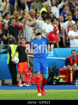 Frankreichs Olivier Giroud feiert nach seiner Seite erste Tor während der UEFA Euro 2016, Gruppe A Spiel im Stade de France, Paris. Stockfoto