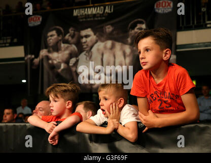 Tom Baker Sohn jubeln ihm auf während des internationalen Halbschwergewicht Contest am York Hall in London. PRESSEVERBAND Foto. Bild Datum: Freitag, 10. Juni 2016. Bildnachweis sollte lauten: Steven Paston/PA Wire Stockfoto